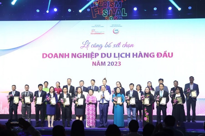 Nguyên Phó Chủ tịch nước Trương Mỹ Hoa và Bộ trưởng Bộ Văn hóa, Thể thao và Du lịch Nguyễn Văn Hùng trao giải cho các doanh nghiệp đạt giải